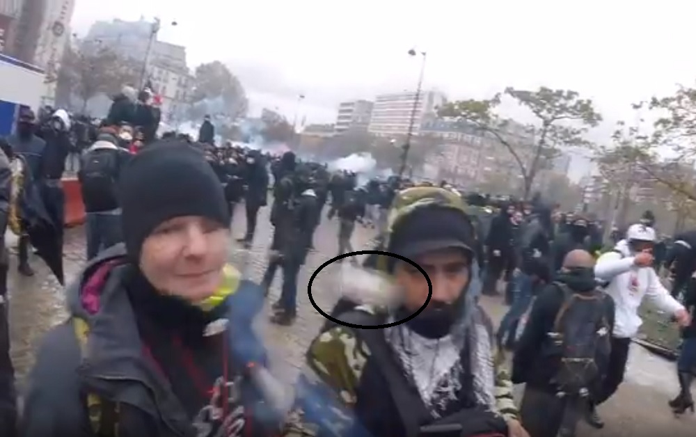 VIDEO. Grave. Un manifestant reçoit un tir tendu de grenade à l'œil. Mais où sont les médias ? - http://www.revolutionpermanente.fr/Section-Politique