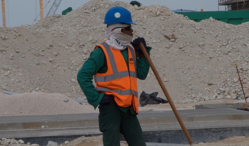 Plus de 6500 travailleurs migrants morts sur les chantiers du Qatar, les entreprises françaises complices !
