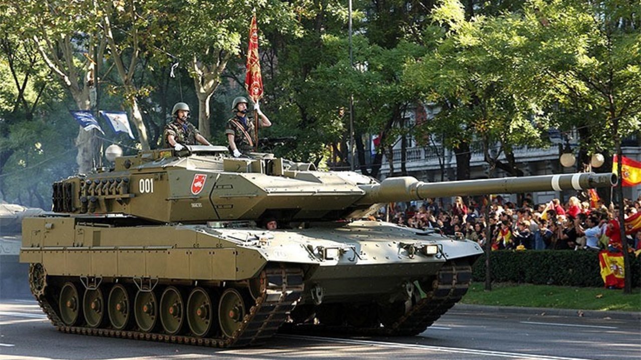 Spanisch.  Linke Regierung schickt Panzer in die Ukraine, unterstützt von der deutschen Rechten