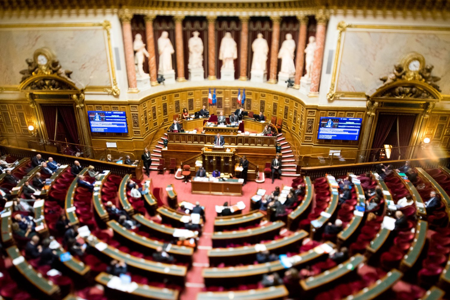 Offensive : le Sénat adopte une loi antigrève historique dans les transports