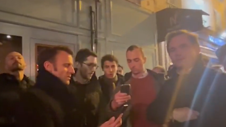 Macron chante dans la rue avec des jeunes d'extrême droite quelques minutes après son allocution
