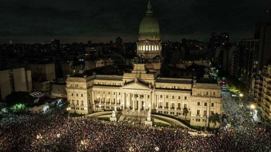 Argentine : des milliers de personnes prennent la rue après une accélération de l'offensive de Milei