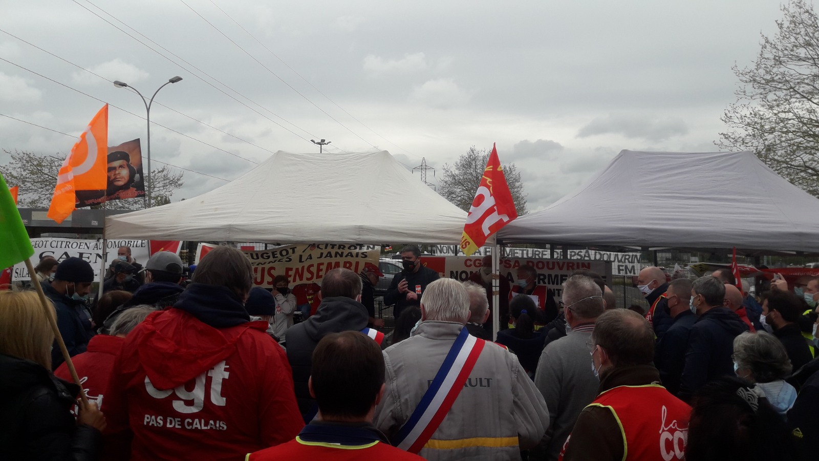 PSA Douvrin. 300 personnes réunies contre la fermeture de l'usine !