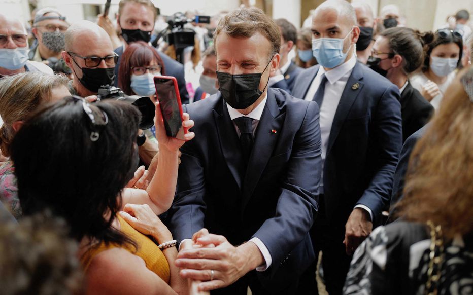 Macron dénonce la violence des réseaux sociaux : l'éborgneur des Gilets jaunes veut contrôler le web