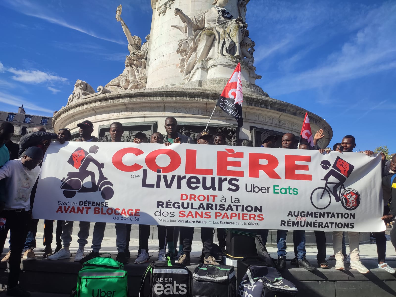 « Uber voleur » : près d'un millier de livreurs manifestent à Paris contre les déconnexions arbitraires 