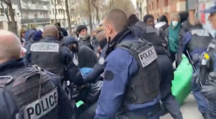 Deux lycéens interpellés à Marseille, piquets de grève gazés… : la police réprime la mobilisation