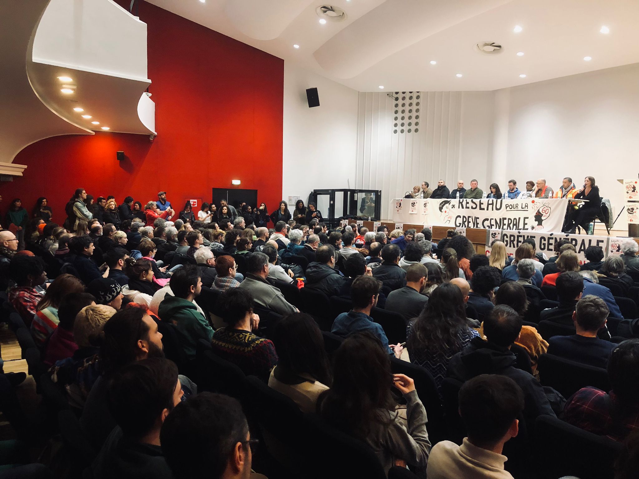 Meeting pour la grève générale : 600 personnes pour défendre une stratégie alternative à l'intersyndicale