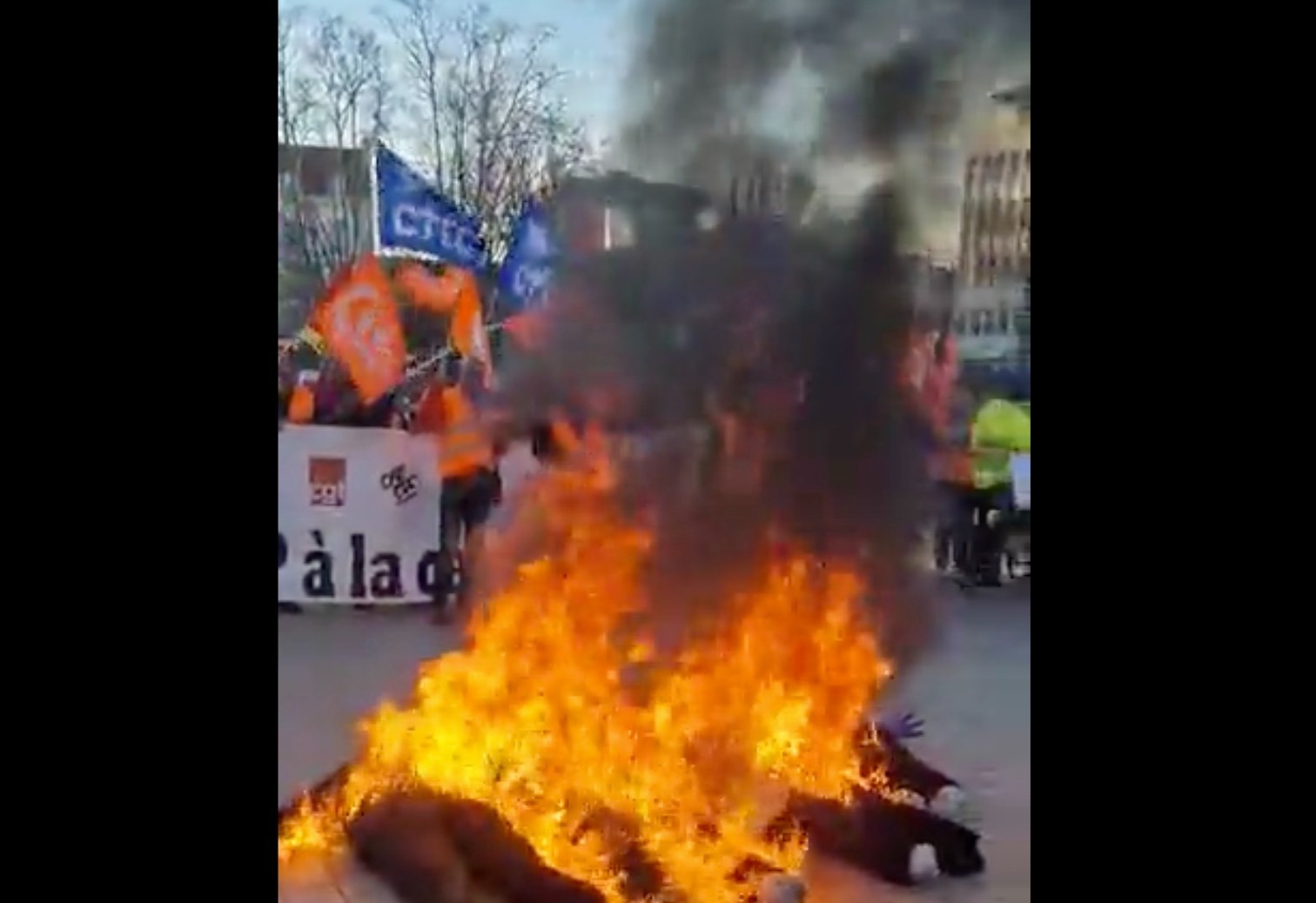 Berger condamne les mannequins Macron-Borne brûlés à Dijon, pas les interpellations de manifestants