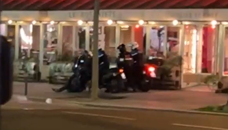 Répression. Des policiers à moto roulent sur un manifestant qu'ils poursuivaient à Paris