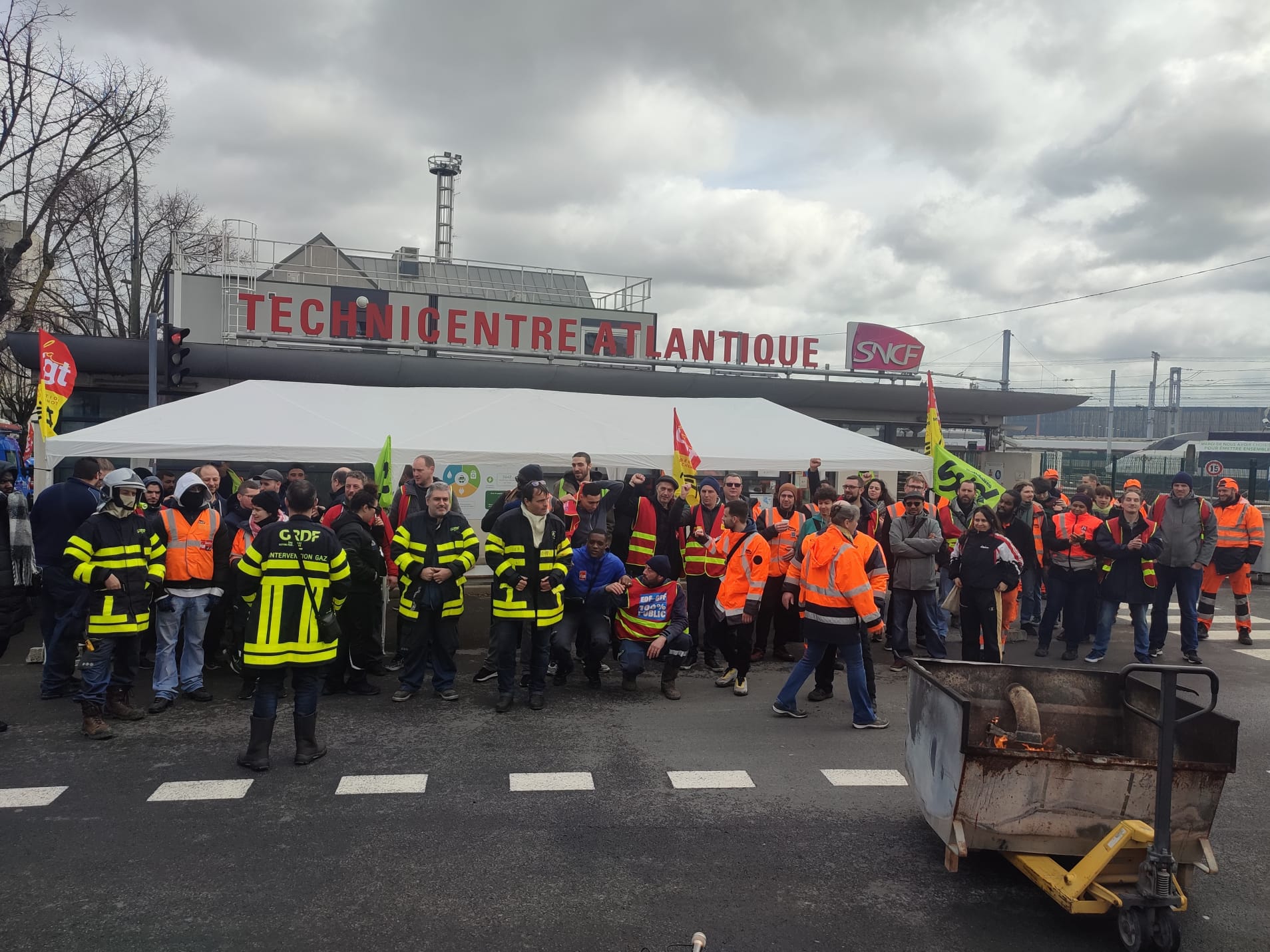 Châtillon : les cheminots en grève sauvage accueillent les énergéticiens sur leur piquet