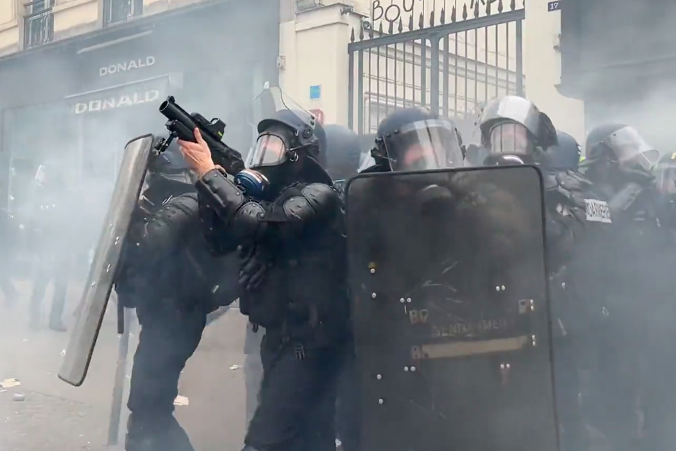 Répression policière : à Paris, la police tire au LBD sur des manifestants