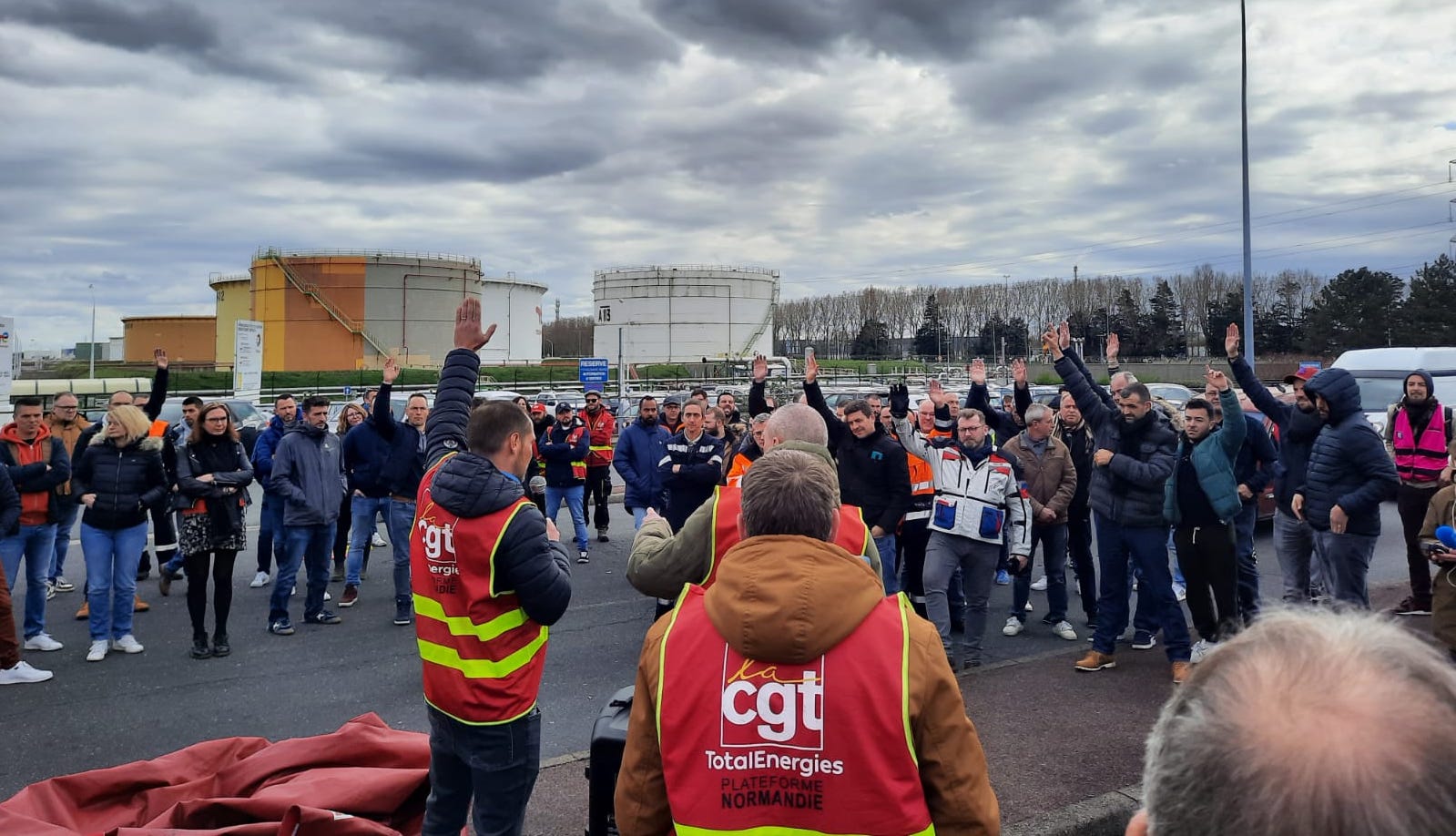 Les raffineurs de Normandie reconduisent la grève après les réquisitions : « il y a un sentiment de rage »