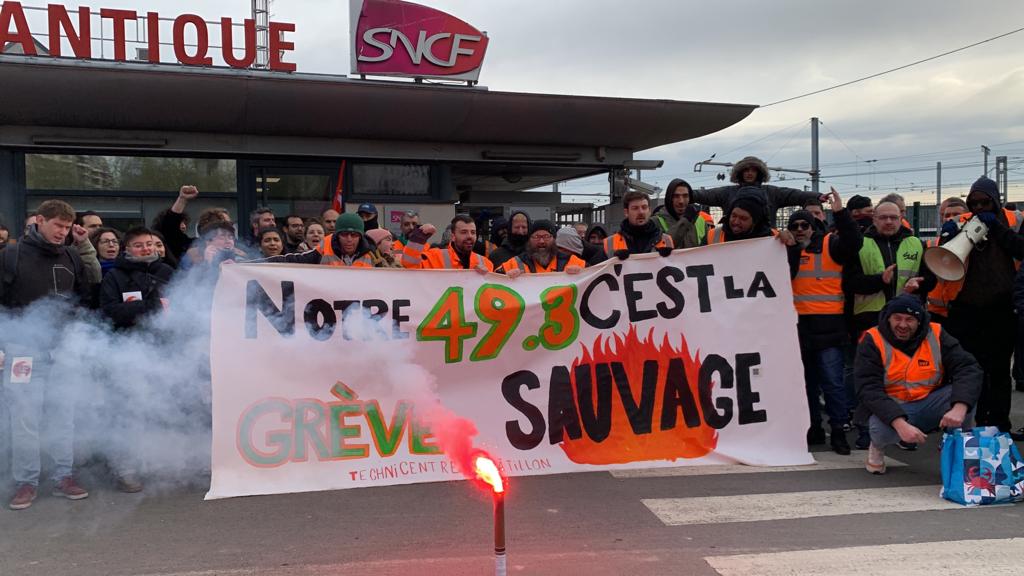 « Ils éborgnent un collègue, on laissera pas passer » : les cheminots reconduisent la grève à Châtillon