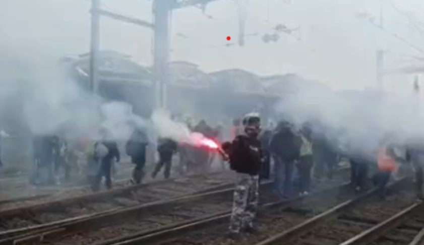 « On tiendra pour notre camarade éborgné » : les cheminots envahissent les voies à Gare de Lyon