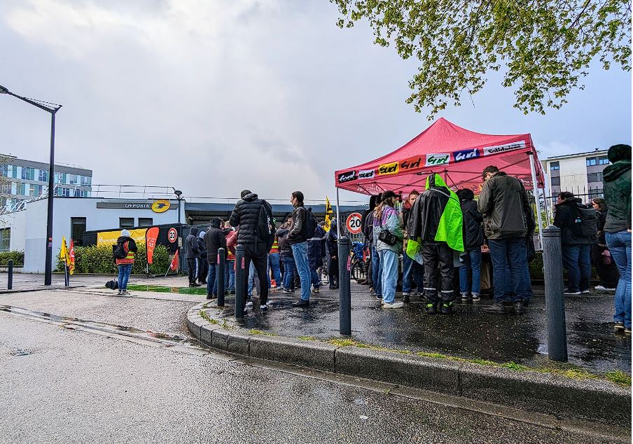 Grenoble : 15 postiers et postières menacées de licenciement pour avoir fait grève pour leurs salaires