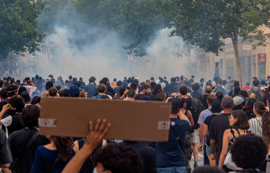 « Les révoltes sont légitimes » : 10 organisations de jeunesse d'Aix Marseille contre la répression