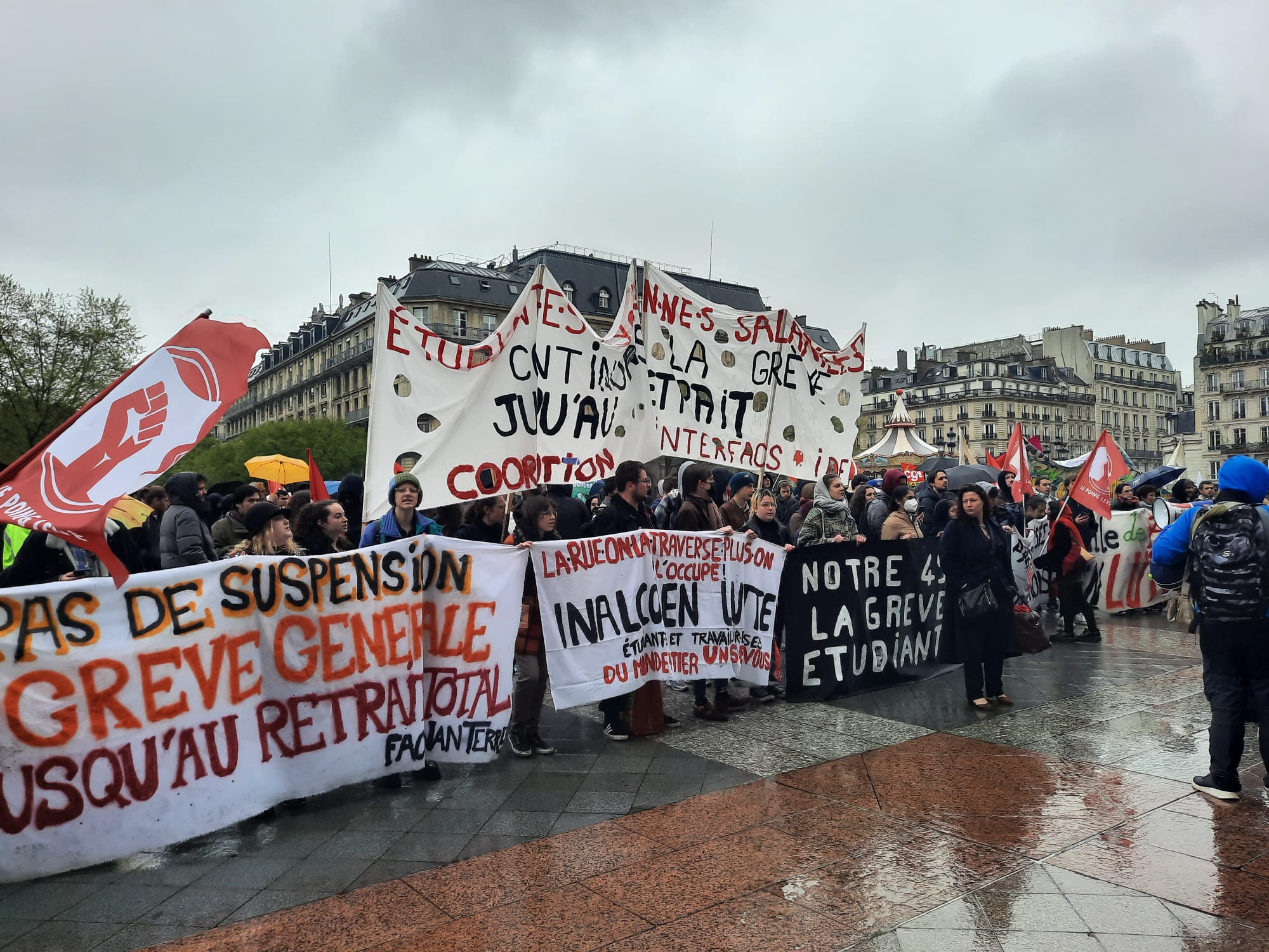 « Constitutionnelle ou pas, cette loi on n'en veut pas » : plus d'un millier de jeunes manifestent à Paris
