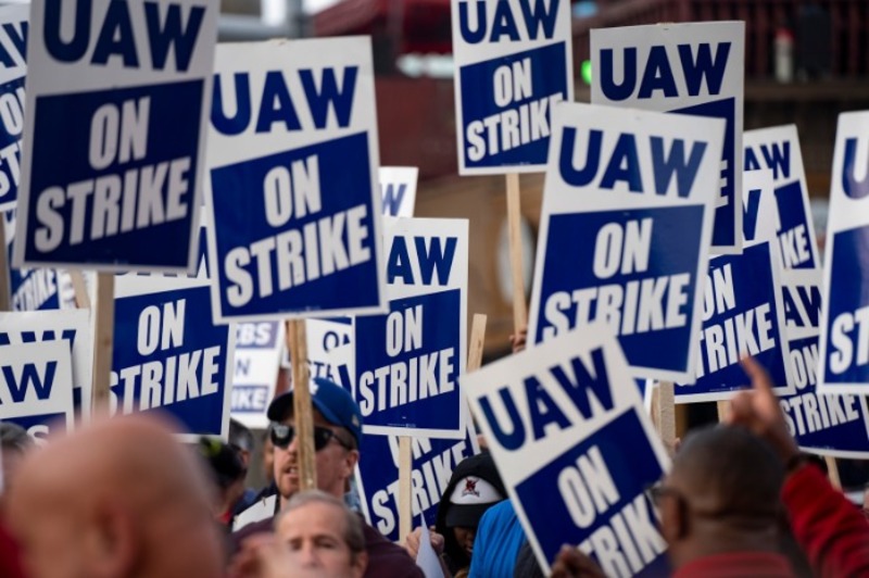 Fin des grèves dans l'automobile aux Etats-Unis : les grévistes arrachent 25 % d'augmentation de salaire