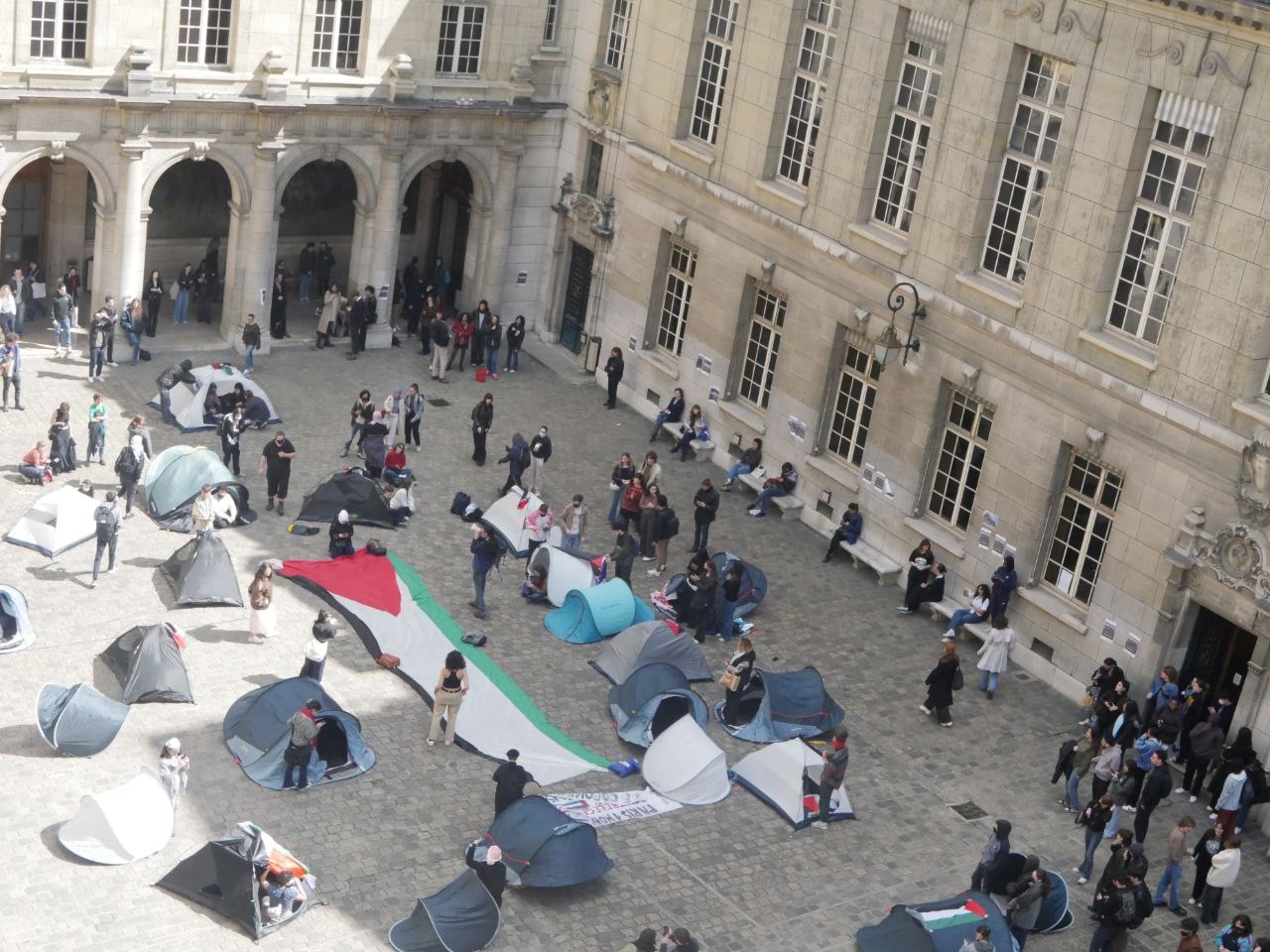 Soutien à la Palestine : après Sciences Po Paris, les étudiants de la Sorbonne occupent leur campus