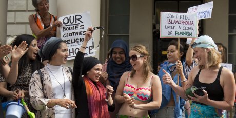 Islamophobie : l'autorisation du burkini suspendue à Grenoble, Darmanin à la manœuvre