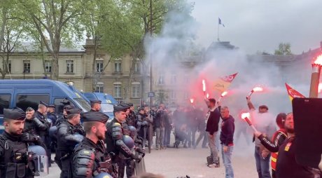 Hélicoptère, drones, 500 policiers : Macron bunkerise Versailles pour recevoir ses amis patrons