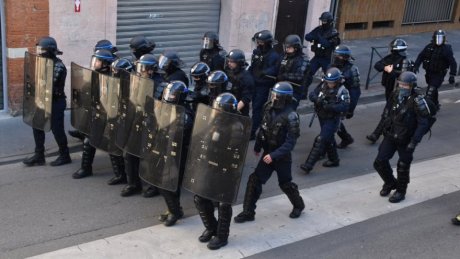 40 000 policiers, RAID et GIGN en réserve : Darmanin prépare la répression pour mater la colère
