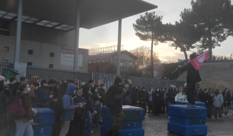 « Appuyer la grève reconductible » : le lycée Magendie bloqué à Bordeaux 