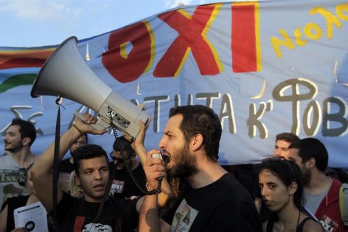 Grèce. Comme avant, sous, la droite, trois manifestants anti-Mémorandum condamnés