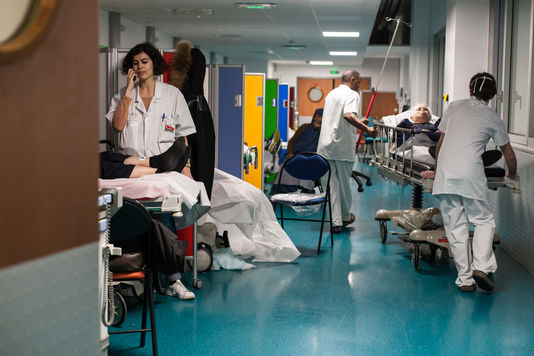 Après avoir supprimé des lits, Marisol Touraine veut reporter des opérations pour soigner la grippe.