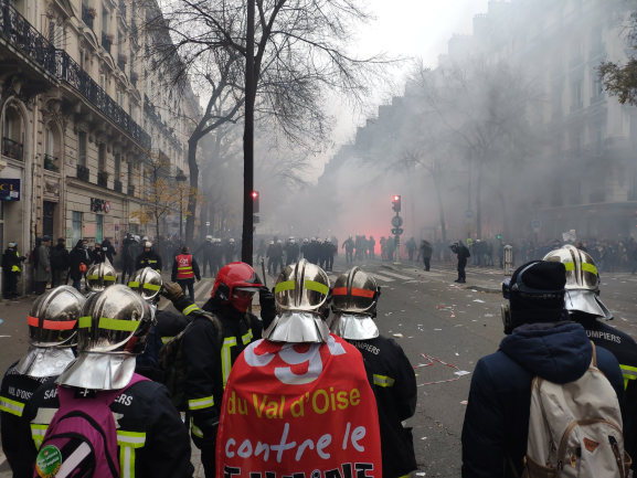 Paris : les pompiers font reculer les CRS et cassent la nasse à République 