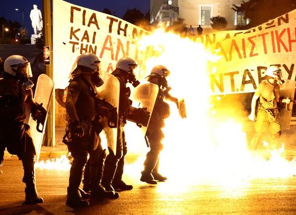 Grèce. Vote pro-austérité au Parlement, matraques et lacrymo Place Syntagma