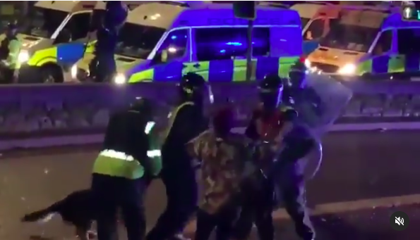 VIDEO. Un chien attaque un policier qui frappe une manifestante à Bristol !