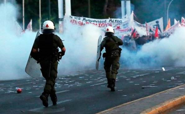 La police de Tsipras réprime violemment en plein vote parlementaire sur la réforme des retraites