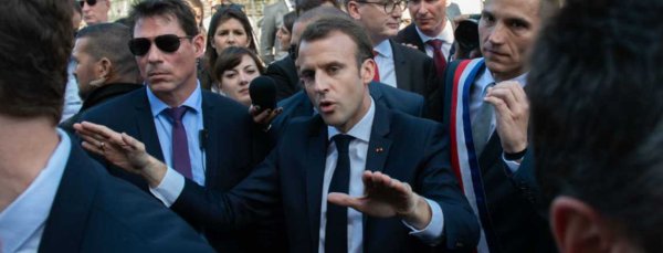 Un retraité en garde à vue pour un doigt d'honneur à Macron 