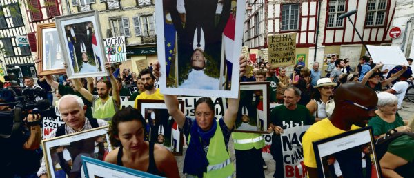 G7 : Les manifestants défilent avec des portraits décrochés de Macron