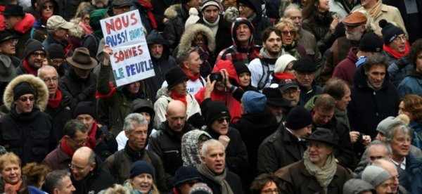VIDEO. « Baltringue », les Foulards rouges insultent Rémy Buisine journaliste de Brut en direct