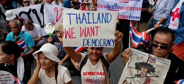  Thaïlande. Des milliers de manifestants continuent de défier la monarchie et la dictature