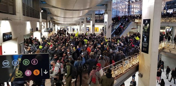 VIDEOS. Les Gilets jaunes investissent la Gare du Nord et chantent au milieu des voyageurs