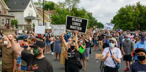 Etats-Unis : manifestation suite au meurtre de G. Floyd par la police