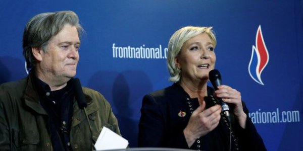 Marine Le Pen cherche à sortir le FN de sa crise en profitant de la vague populiste