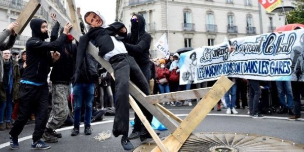 Mannequin de Macron pendu. Les médias et LREM s'offusquent pour invisibiliser la répression