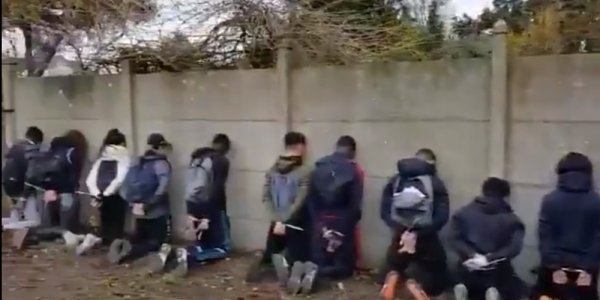 Mantes-la-Jolie : les lycéens, deux heures à genoux face à la police
