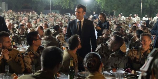 Macron fête Noël avec les militaires au Tchad, loin des Gilets Jaunes