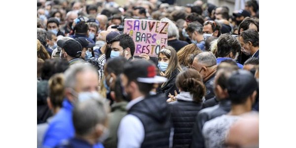 A Marseille, des petits patrons manifestent contre la fermeture des bars et restaurants