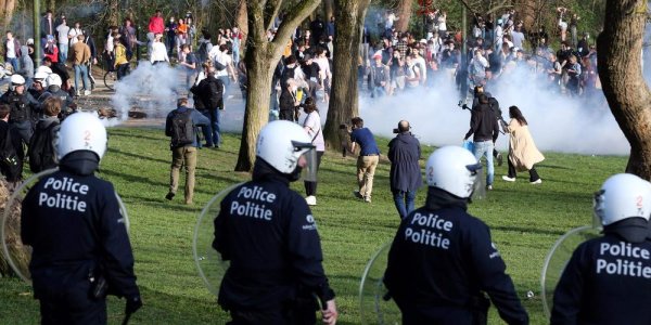 Bruxelles. La police charge à cheval des jeunes pour réprimer un rassemblement festif