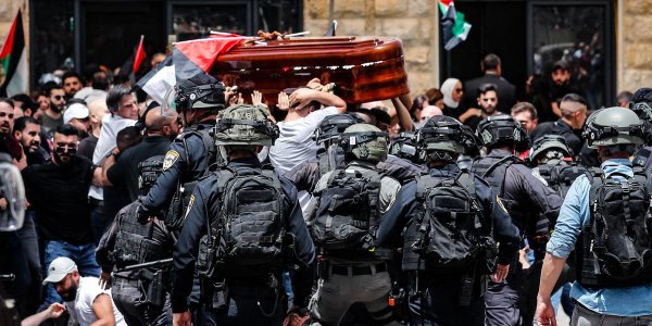 Israël réprime les funérailles de la journaliste Shireen Abu Akleh après l'avoir assassinée