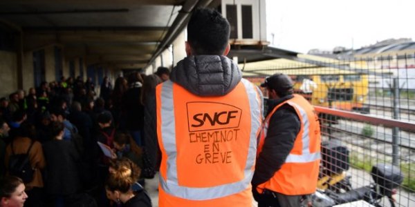 Les aiguilleurs du Bourget en grève : « Si on s'arrête de travailler, les trains ne roulent pas »