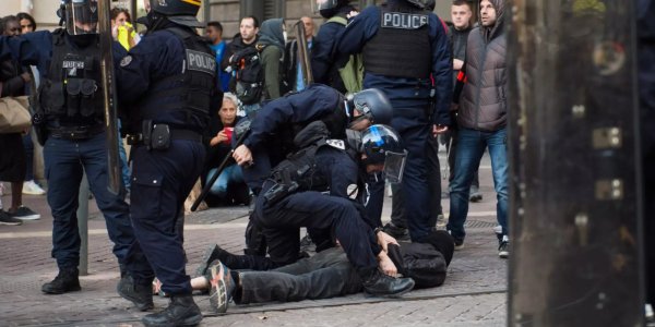 Plus de 200 interpellations à Paris : la police réprime la colère contre le 49-3 