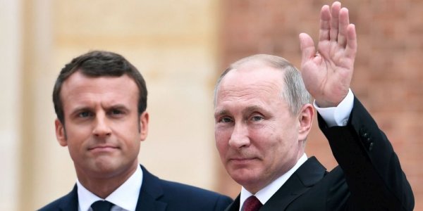 Dans un cadre monarchique, Macron et Poutine alternent le chaud et le (très) froid