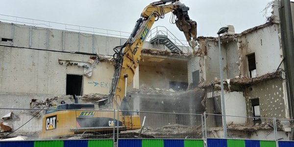 Sanofi : un immeuble neuf de 107 millions d'euros détruit au bulldozer !